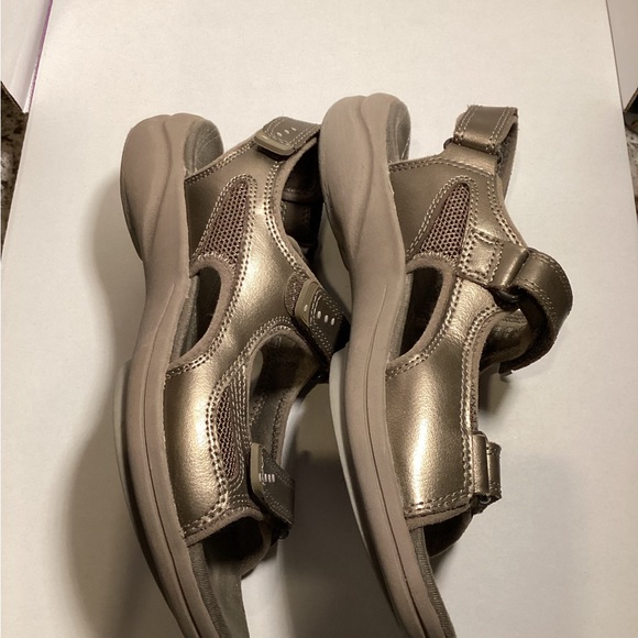 Clarks Brown Sandals with Adjustable Straps and Cushioned Footbed 7.5 $29 - Picture 3 of 5